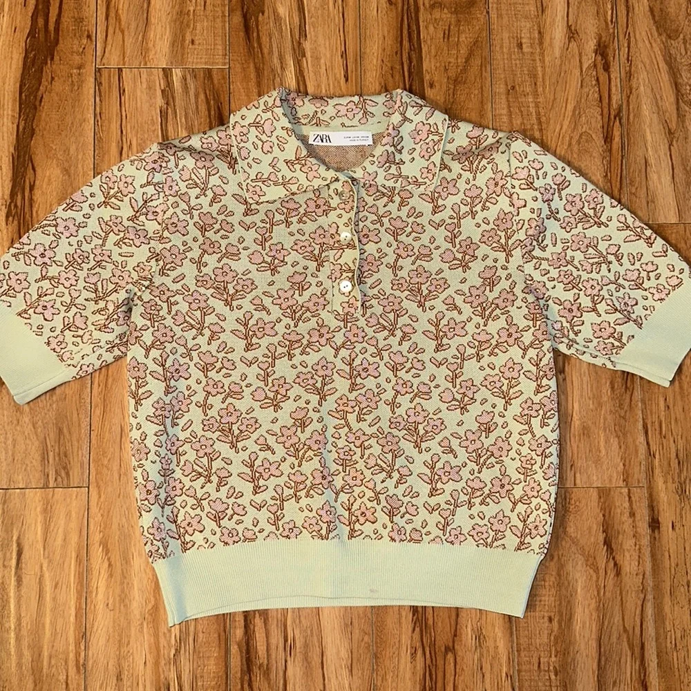 Green college shirt with pink flowers and shell buttons - Picture 2 of 4